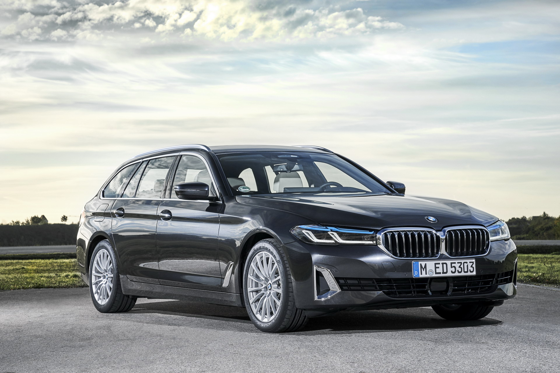 New Photo Gallery Of 2021 BMW 530d XDrive Touring LCI