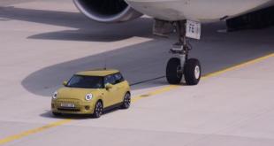 [Video] How to tow a Lufthansa Cargo Boeing 777F with the MINI electric