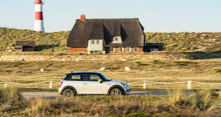 Moin, MINI: Electric driving fun on the North Sea coasts