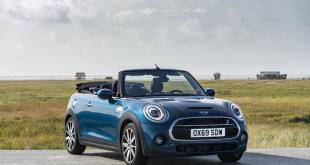 Open-top driving fun in extroverted style: The new MINI Sidewalk Convertible