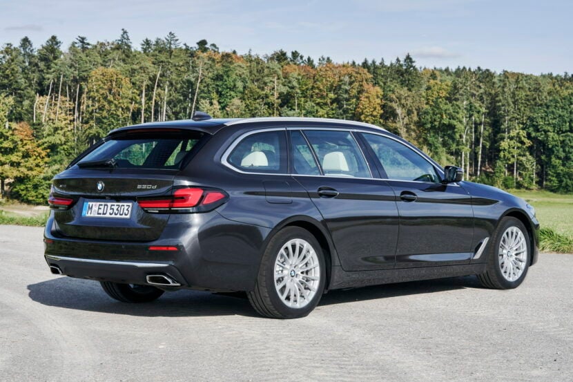 New photo gallery of 2021 BMW 530d xDrive Touring LCI - Rear Side Profile