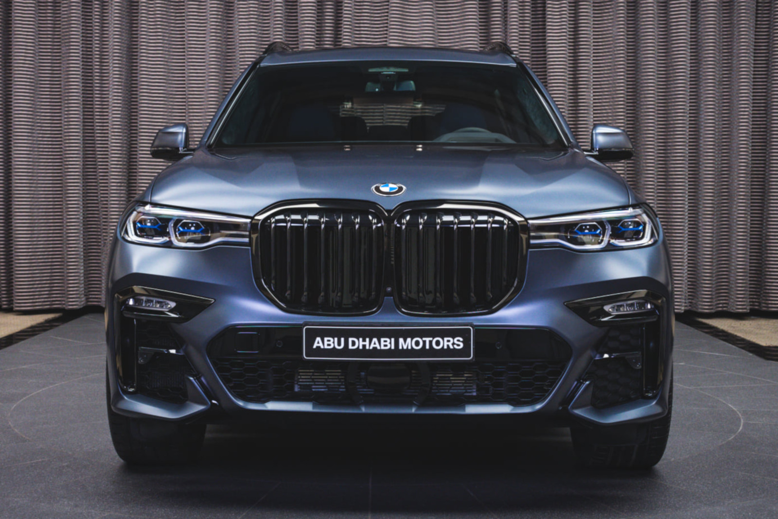 BMW X7 Dark Shadow Edition comes in an exclusive color BMW.SG