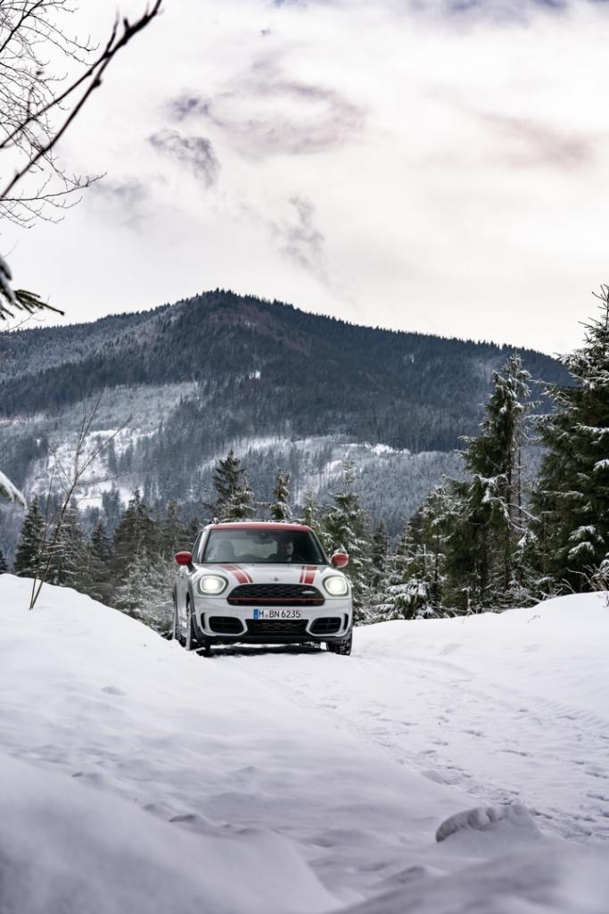 MINI Countryman JCW Drives Across a Snowy Alpine Route
