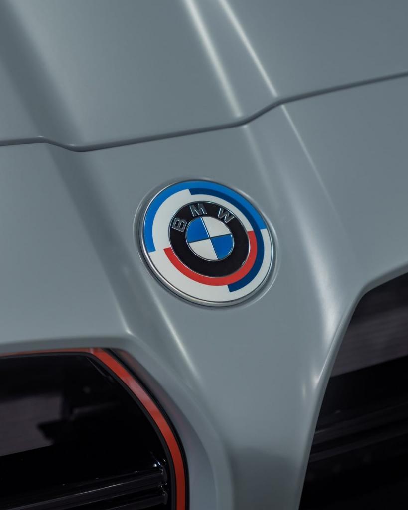 BMW M4 CSL TEASER REVEALS VINTAGE EMBLEM AND RED GRILLE ACCENTS