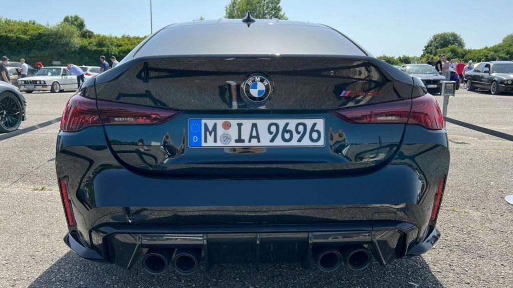 BMW M4 CSL Looks More Aggressive in Sapphire Black