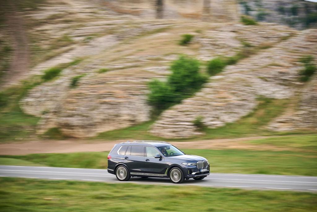 Pre-LCI BMW X7 Out On A Mountain Drive