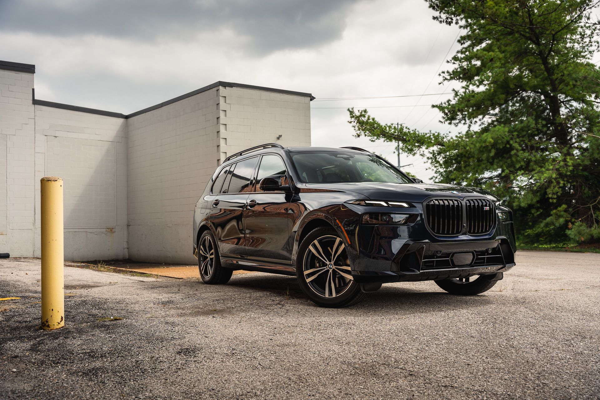 [Video] 2023 BMW X7 M60i in Sapphire Black BMW.SG