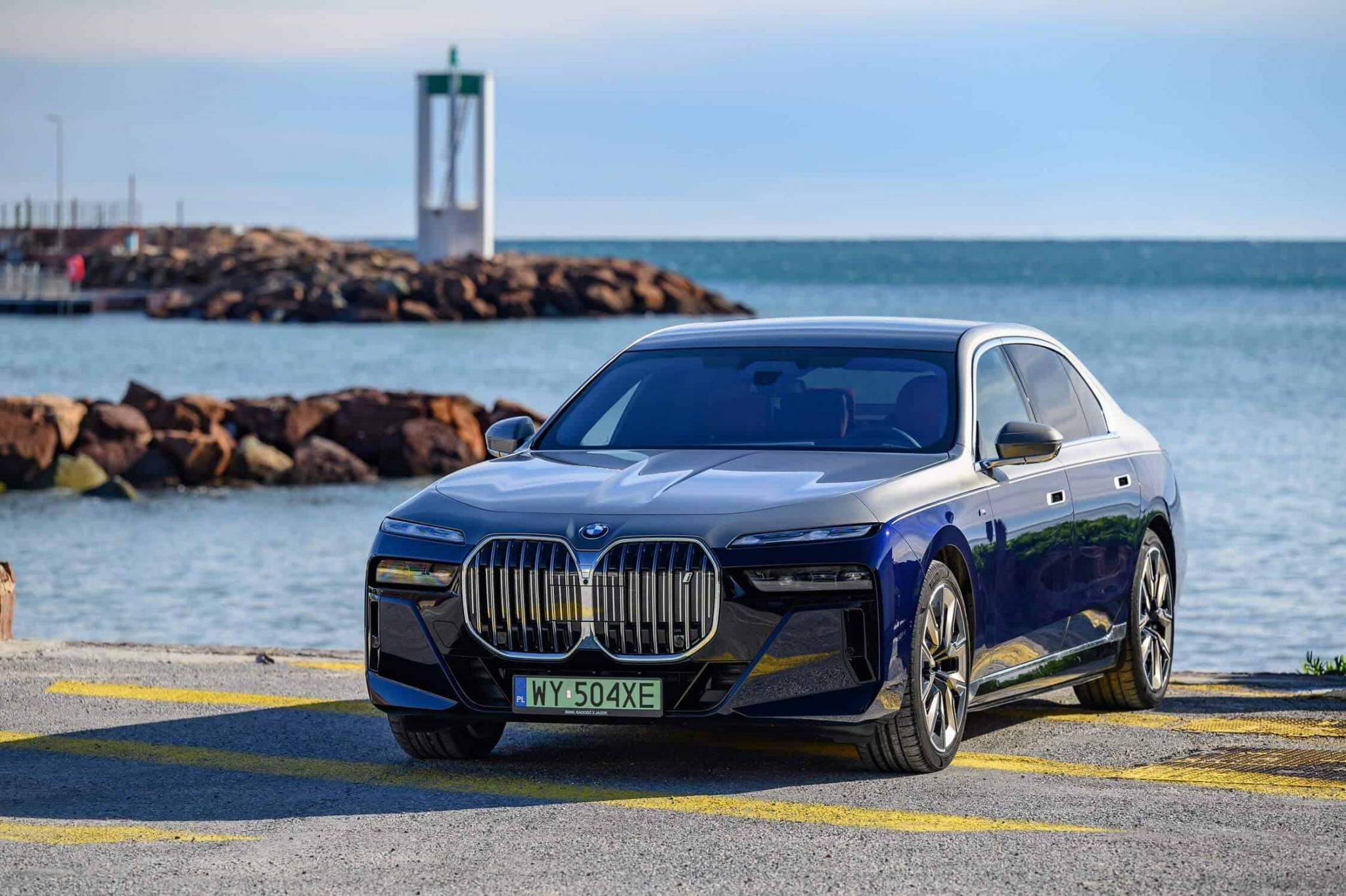 Stunning BMW i7 Showcased in a TwoTone Paint