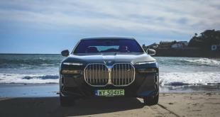 video-bmw-i7-challenges-mercedes-eqs-in-electric-showdown