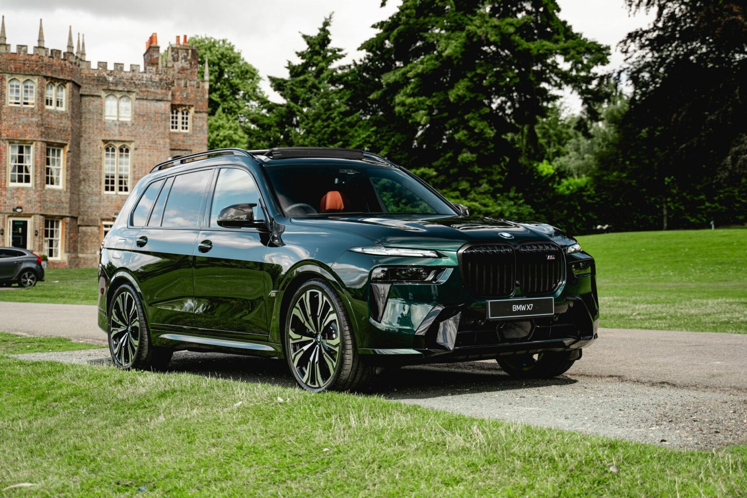 BMW X7 M60i Facelift Shines in Oxford Green